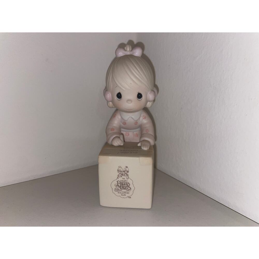 Precious Moments Figurine E-0007‎ "Sharing Is Universal" 1987 4.5" Enesco